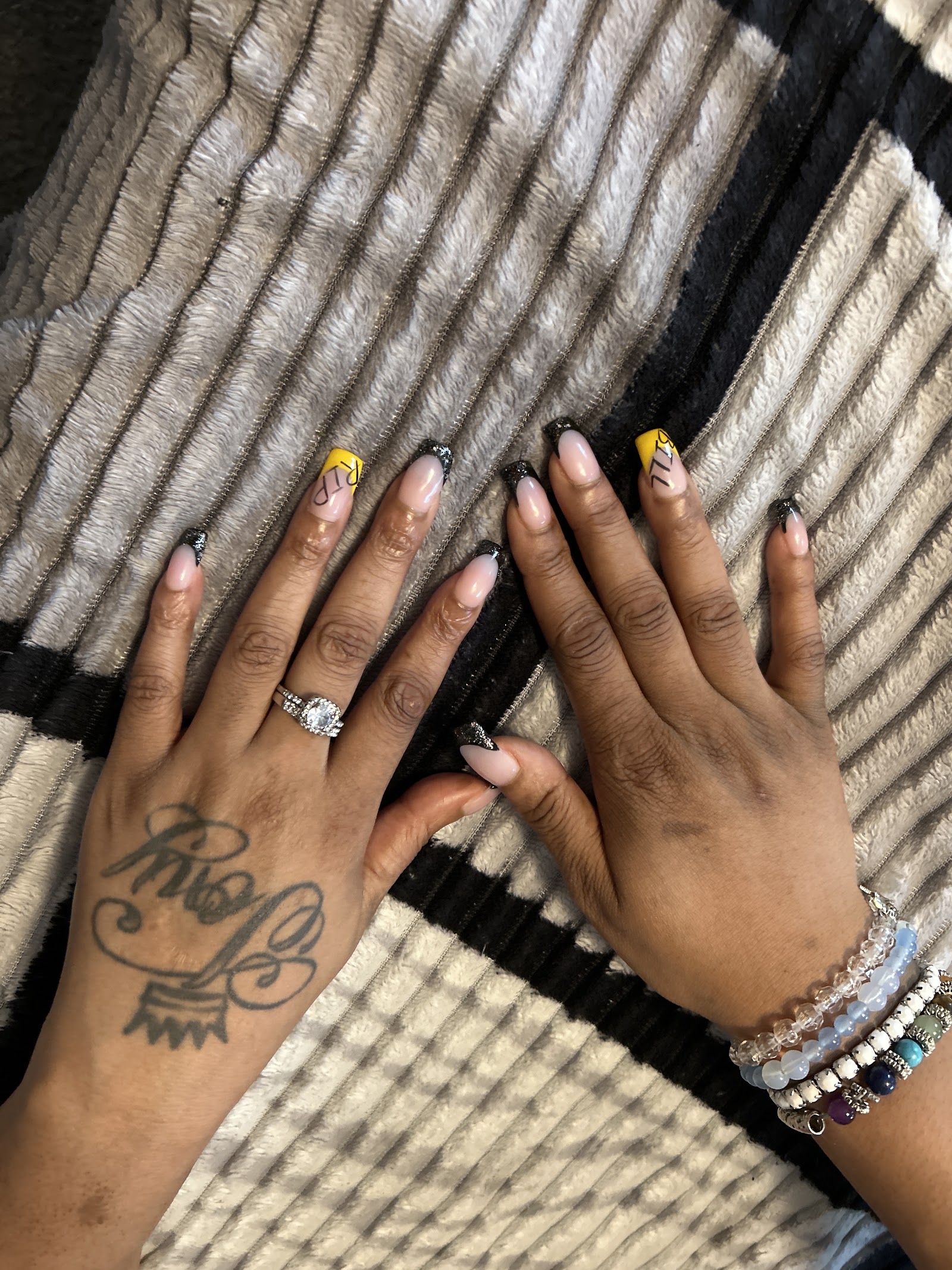 K B Nails logo